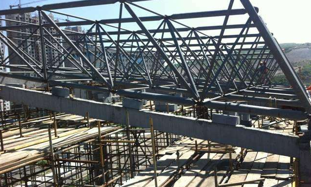 安顺简述网架公司的黑色压型钢板的吊装步履